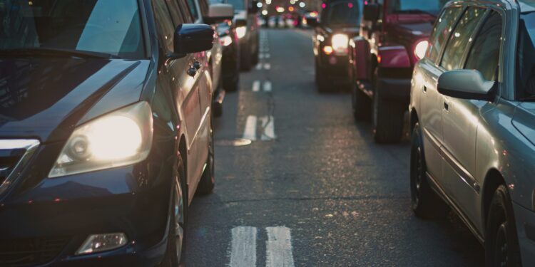 Motoristas são multados sem perceber por novo radar "invisível" do governo