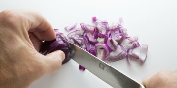7 técnicas simples para evitar lágrimas ao cortar cebola