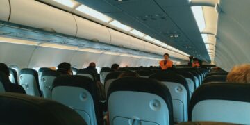 Comidas e bebidas que podem arruinar sua viagem de avião