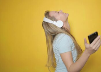 Por que tanta gente não consegue fazer nada sem ouvir música?