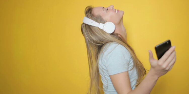 Por que tanta gente não consegue fazer nada sem ouvir música?