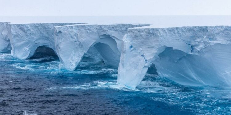 Maior iceberg do mundo quebra e acende sinal vermelho para o planeta