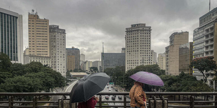 Céu fechado e frio repentino: quinta promete clima de Londres em São Paulo