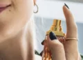 Perfume no pescoço? Especialista revela o risco oculto dessa prática comum