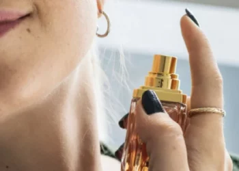 Perfume no pescoço? Especialista revela o risco oculto dessa prática comum