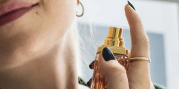 Perfume no pescoço? Especialista revela o risco oculto dessa prática comum