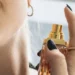 Perfume no pescoço? Especialista revela o risco oculto dessa prática comum