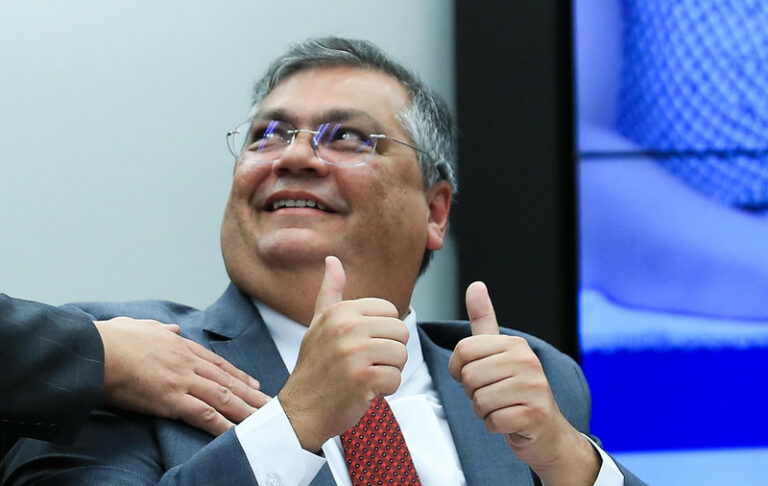 "Constitucionalismo sorridente" de Dino volta-se contra Trump