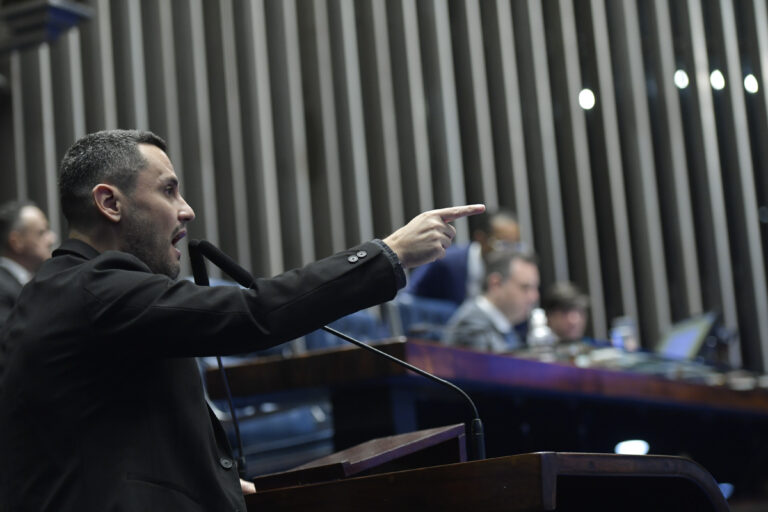 Atlas reforça Cleitinho como pedra no sapato de Pacheco