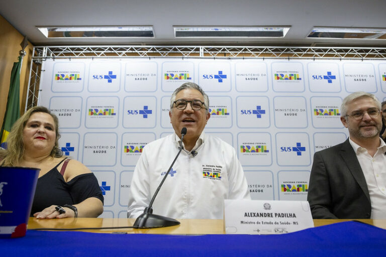 Alexandre Padilha começa a pagar pelo Mais Médicos