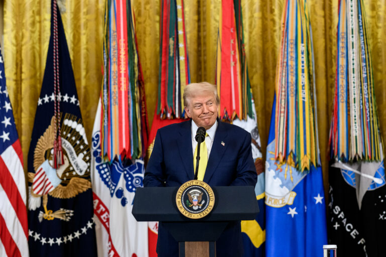 Trump ameaça impor "consequências severas" à Rússia se Putin impedir a paz