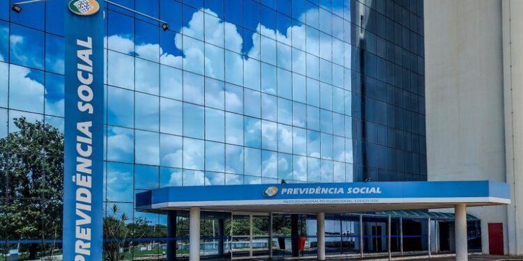 Nova idade para aposentadoria no INSS muda planos de quem ia parar aos 64