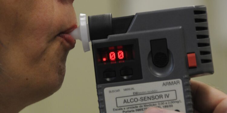 O que acontece se você recusar o bafômetro? A resposta surpreende motoristas