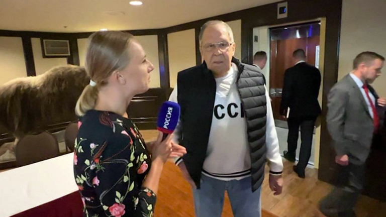 Lavrov zomba do Ocidente com camiseta da União Soviética