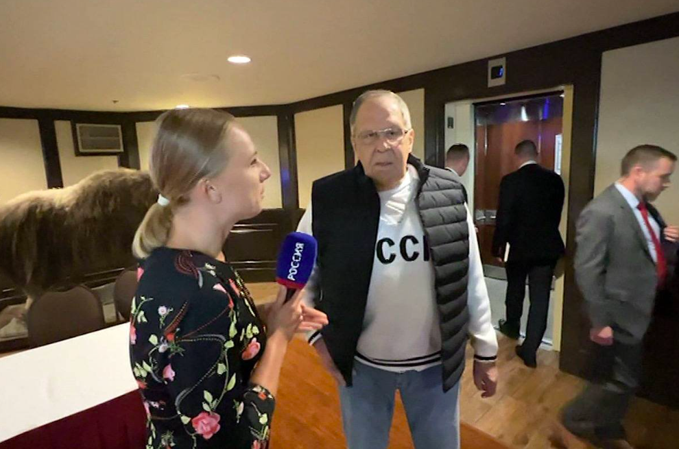 Lavrov zomba do Ocidente com camiseta da União Soviética