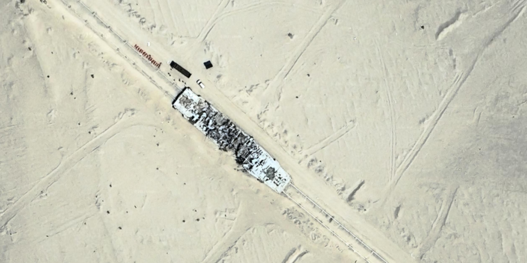 China cria réplica de porta-aviões americano no deserto
