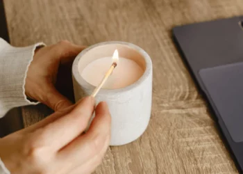 Acender uma vela branca à noite pode transformar sua vida: saiba como aproveitar esse ritual poderoso