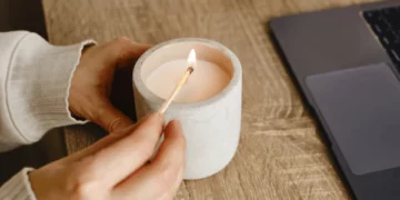 Acender uma vela branca à noite pode transformar sua vida: saiba como aproveitar esse ritual poderoso