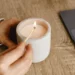 Acender uma vela branca à noite pode transformar sua vida: saiba como aproveitar esse ritual poderoso