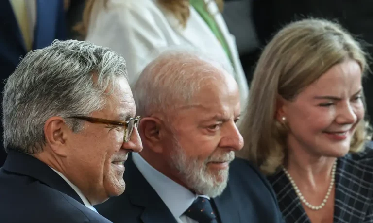 Gleisi defende Padilha após cancelamento de vistos