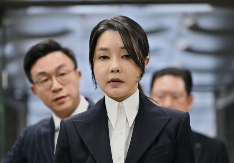 Ex-primeira-dama da Coreia do Sul é presa por corrupção