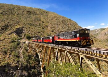 Montanhas, curvas perigosas e história viva: o trem no Nariz do Diabo voltou