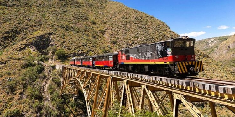 Montanhas, curvas perigosas e história viva: o trem no Nariz do Diabo voltou