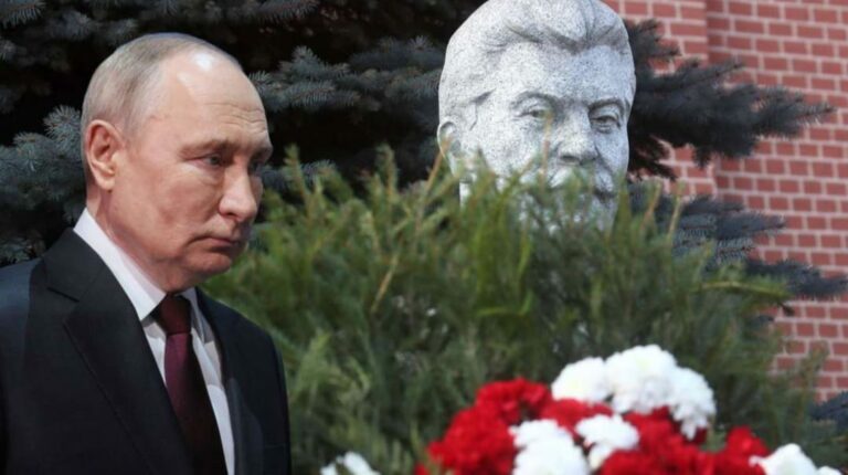Putin reabilita Stalin, em sinal de endurecimento da ditadura