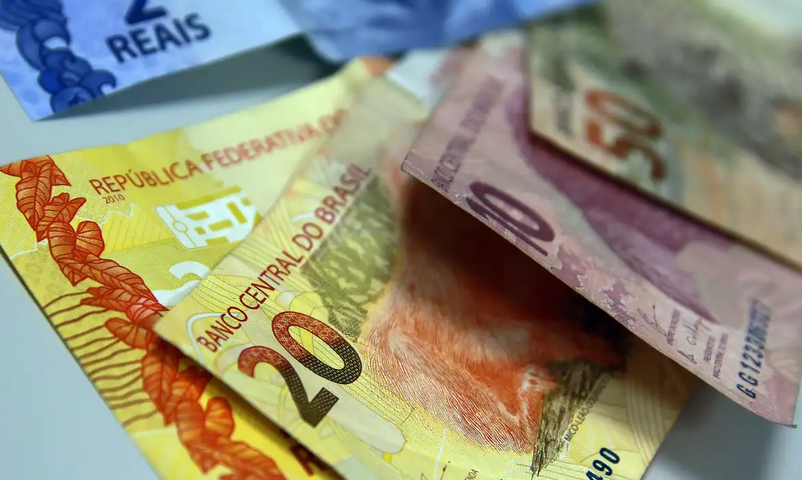 Salário mínimo brasileiro dispara em 2025: aumento de mais de R$ 100