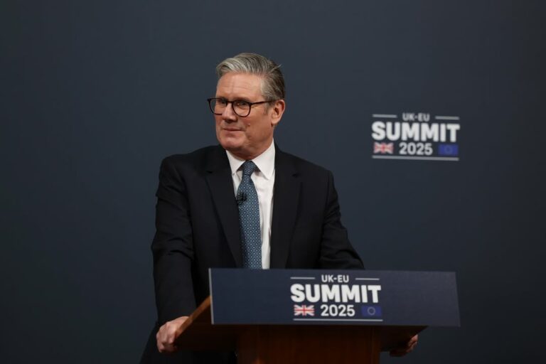 Huckabee reage a Starmer: “Reino Unido se rendeu aos nazistas?”