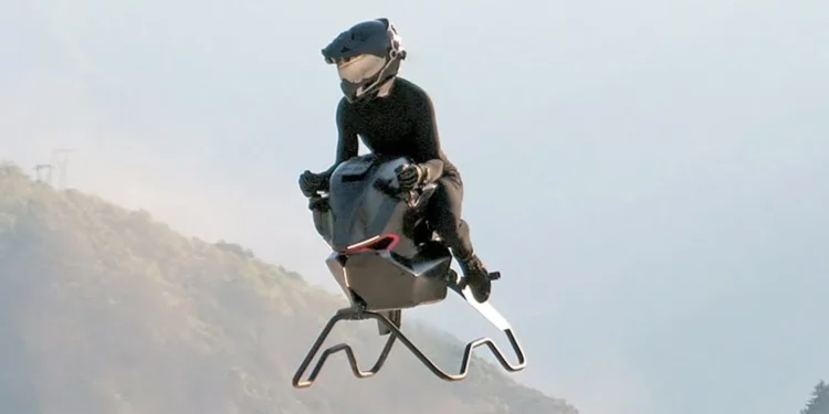 Futuro chegou: Conheça a moto que desafia a gravidade e voa no céu