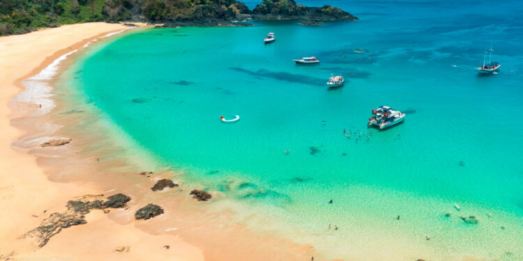 Paraíso escondido no Brasil tem mar perfeito e virou tendência