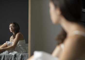 Possuir esses 5 hábitos revela baixa autoestima, dizem especialistas