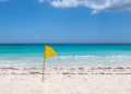 Praia com bandeira amarela: O que significa e o que fazer