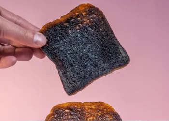 Comer comida queimada traz riscos sérios à saúde