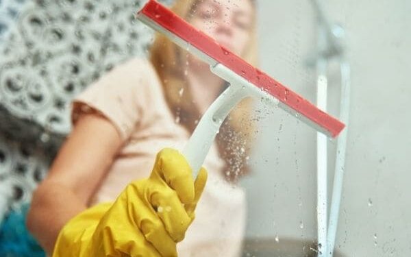 O método infalível para eliminar a sujeira do box do chuveiro