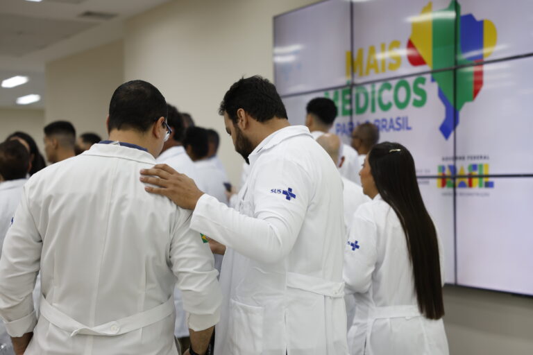 Quantos cubanos ainda estão no Mais Médicos