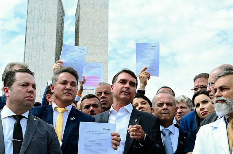 Flávio Bolsonaro agora é contra o foro privilegiado