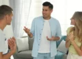 Por que algumas pessoas nunca ficam caladas e dominam a conversa, segundo a psicologia