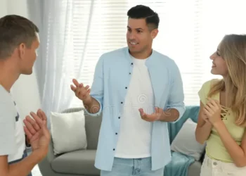 Por que algumas pessoas nunca ficam caladas e dominam a conversa, segundo a psicologia