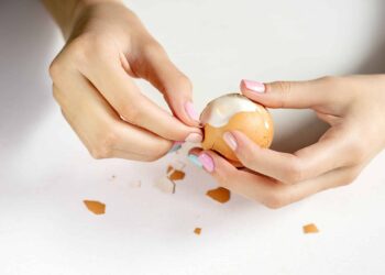 O método de descascar ovos cozidos que vai revolucionar sua cozinha