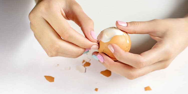 O método de descascar ovos cozidos que vai revolucionar sua cozinha