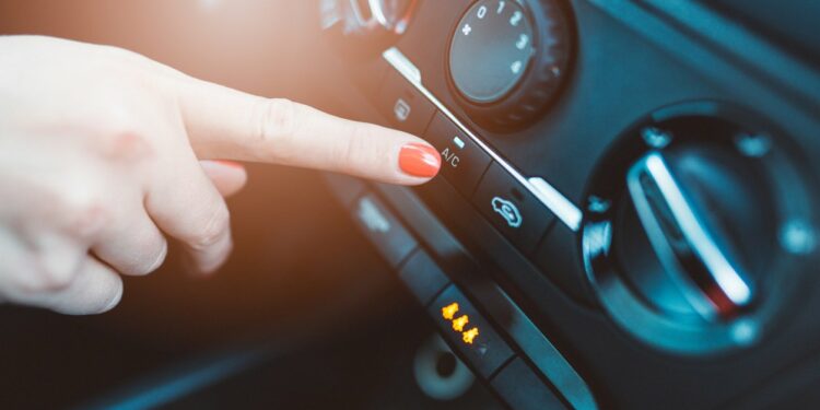 Descubra o botão do carro que economiza combustível nos meses quentes