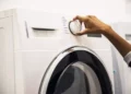 Descubra o horário certo para usar a máquina de lavar e reduzir o consumo