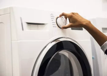 Descubra o horário certo para usar a máquina de lavar e reduzir o consumo