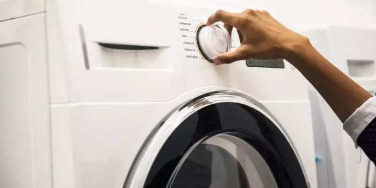 Descubra o horário certo para usar a máquina de lavar e reduzir o consumo