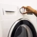 Descubra o horário certo para usar a máquina de lavar e reduzir o consumo