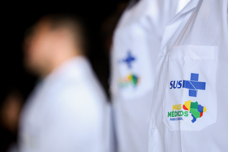 “Mais Médicos enriqueceu regime cubano corrupto”, diz Embaixada dos EUA