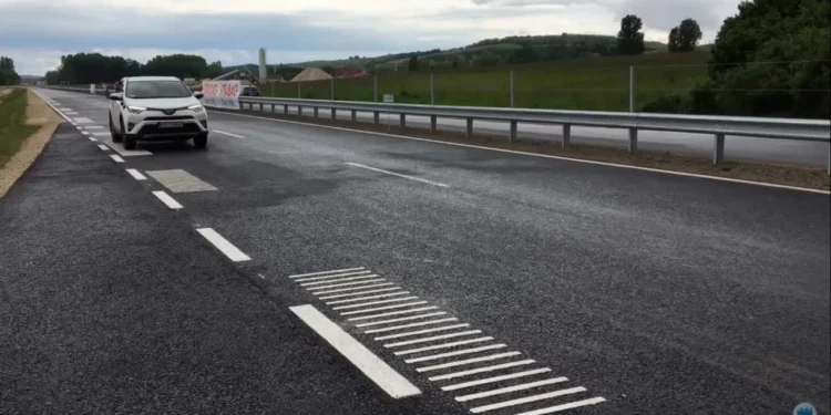 Descubra a estrada que “canta” quando você passa com o carro