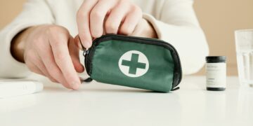 Médicos nunca viajam sem esses itens: o que levar na mala das férias